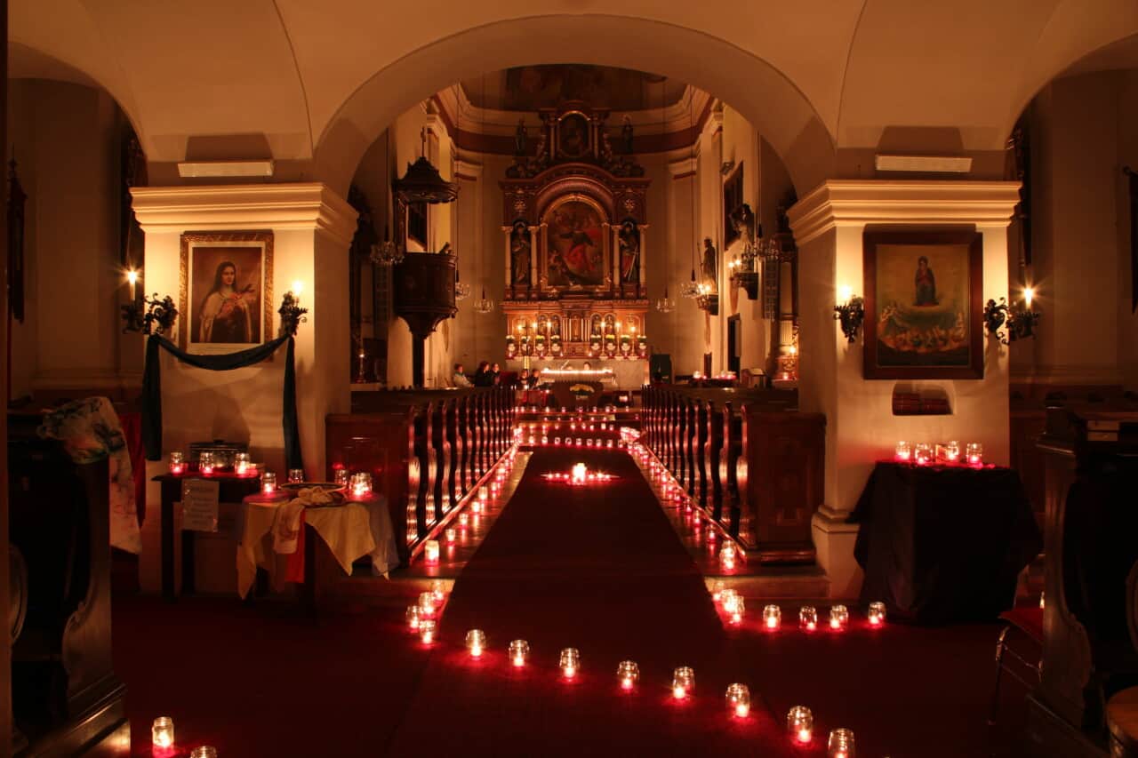 Weg mit Kerzen in Pfarrkirche Gföhl